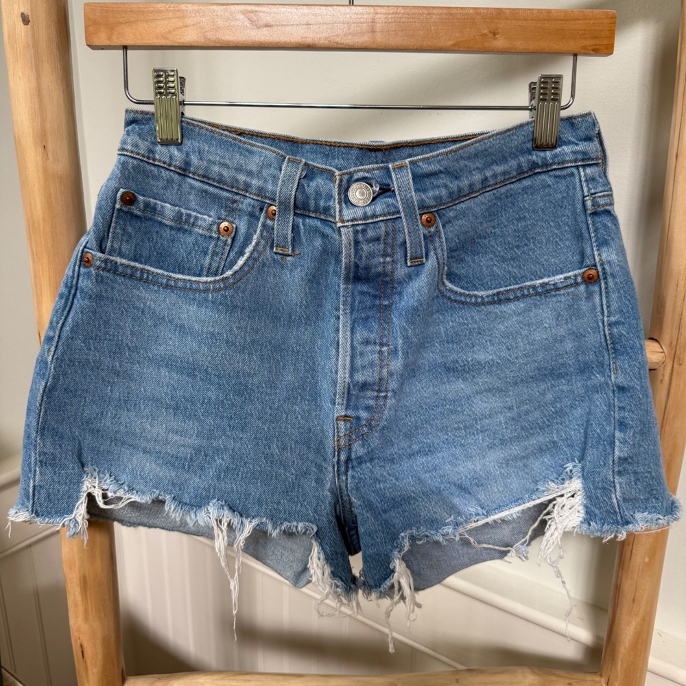 Levis 501 High Rise Medium Wash Distressed Raw Hem Denim Shorts W26 S110793
